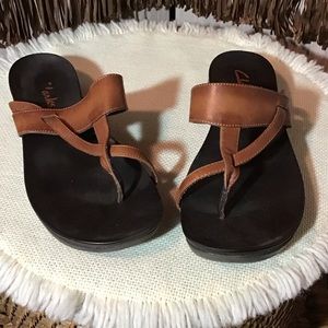 Clarks leather thong sandals 10M